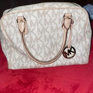Used Michael kors bag begie some stains no rips